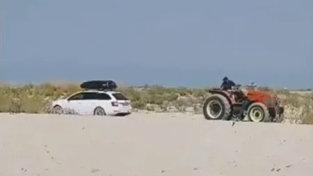 Ce a pățit un turist român, care a intrat cu mașina pe o plajă din Grecia. „Nu uitați că nu mai sunteți la Mamaia” (VIDEO)