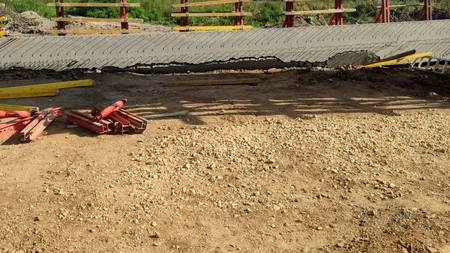 O grindă a unui pod aflat în construcție peste râul Vedea, în Teleorman, s-a prăbușit. Șase muncitori au fost răniți