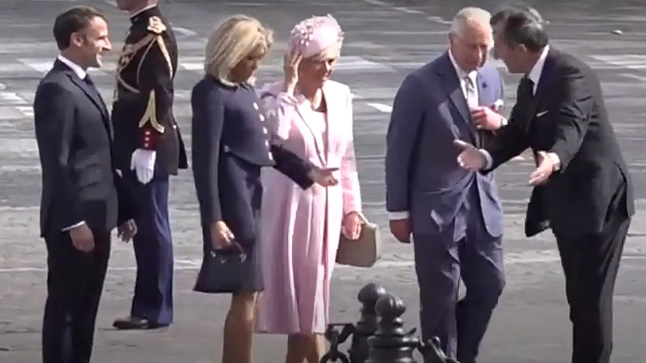 Regele Charles, primit cu fast în Franța. Ce i-a scris regele Marii Britanii lui Macron când a luat foc catedrala Notre-Dame