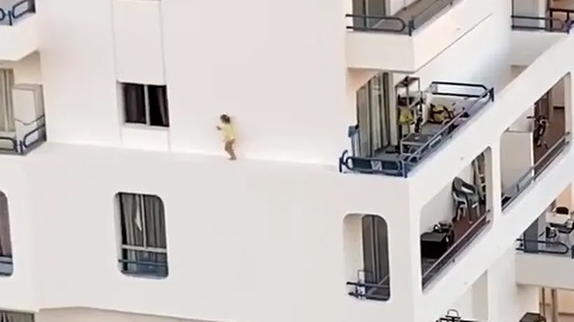 Micul Spiderman: Țopăie fără nicio frică pe balustrada exterioară situată la etajul 4 / Imaginile video au șocat internetul - VIDEO 