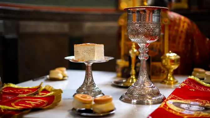 Copiii pot fi împărtășiți, după ce au mâncat micul-dejun?  O ieșeancă susține că cei doi copii ai săi ar fi fost refuzați de preot