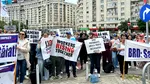 Până și angajații băncilor ies în stradă. Sute de persoane care lucrează la BRD au protestat în Piața Victoriei: Ni se taie tichetele de vacanță
