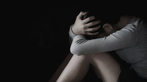 Caz complicat la Iași. O fată a rămas virgină după ce ar fi fost violată de trei adolescenți