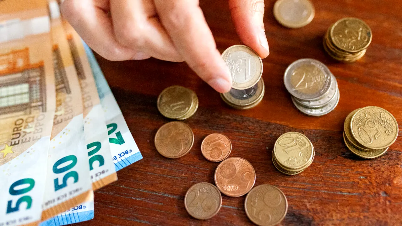 Leul s-a apreciat ușor în raport cu euro. Moneda națională se menține peste pragul de 5 lei pentru un euro