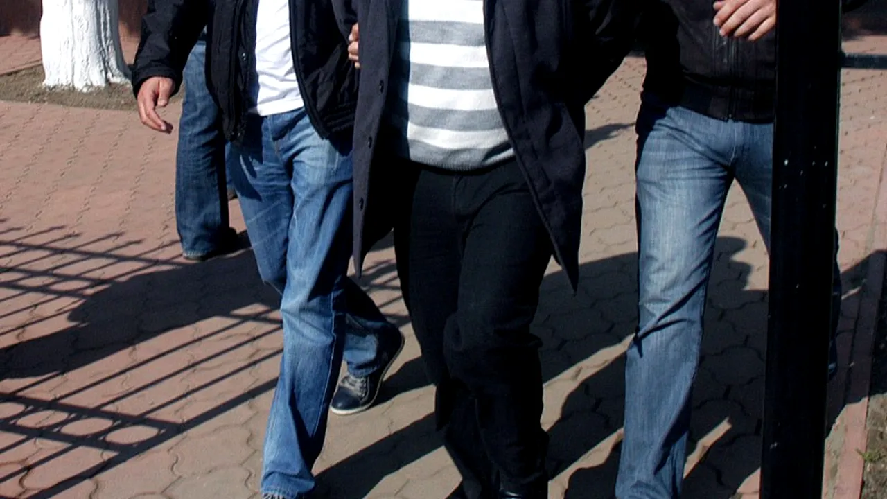 Un lider al lumii interlope din Bacău și alte patru persoane, arestați pentru trafic de droguri