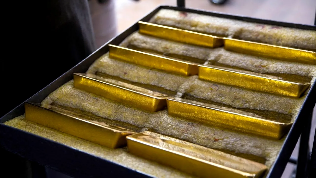 Aurul devine din ce în ce mai GREU de găsit pe măsură ce minerii se confruntă cu dificultatea în a extrage cantități mai mari