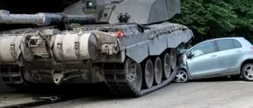 Imagini virale. Această șoferiță „a reușit să intre cu mașina într-un tanc de 62 de tone. Ce a rămas după accident