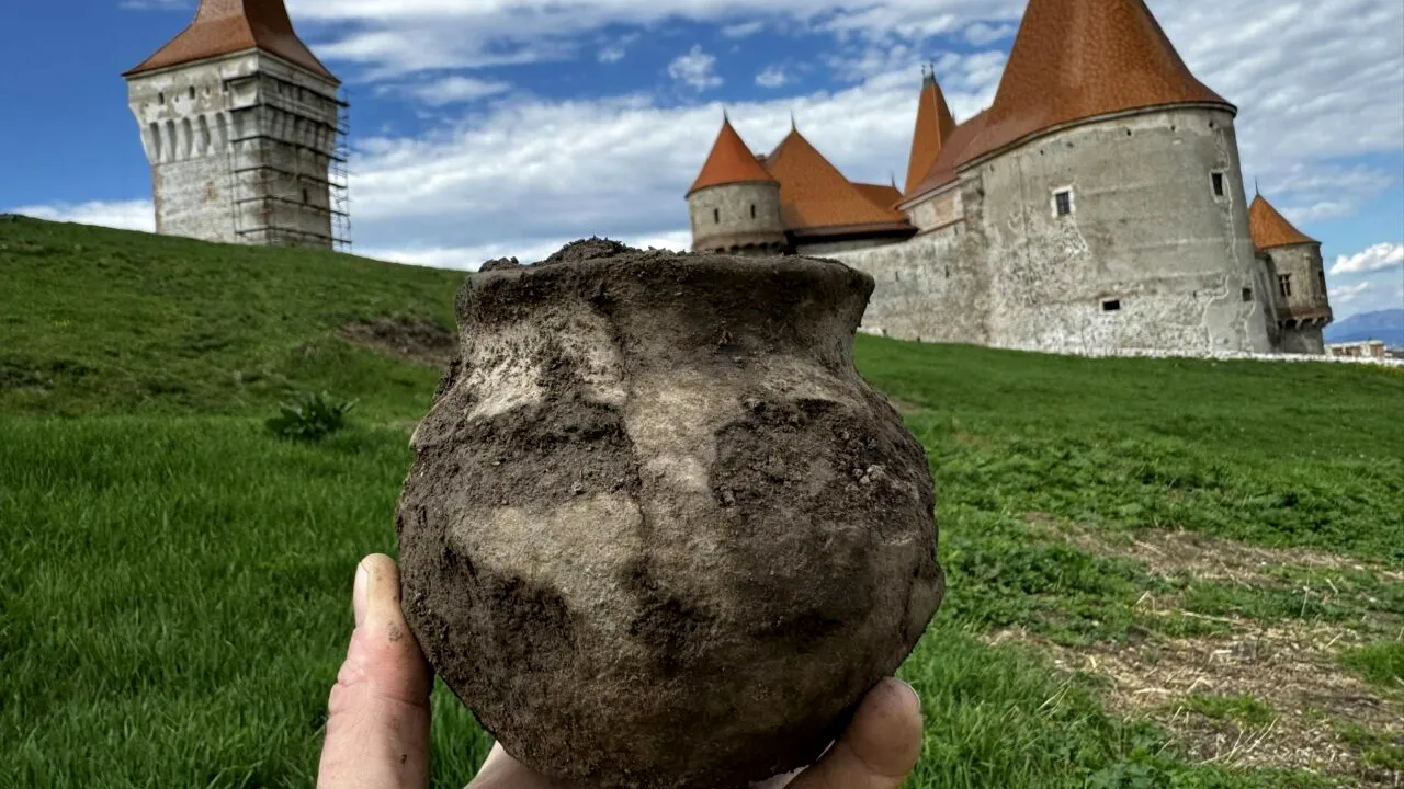 Descoperire importantă la Castelul Corvinilor, din Hunedoara. Arheologii au găsit obiecte vechi de peste 2.500 de ani