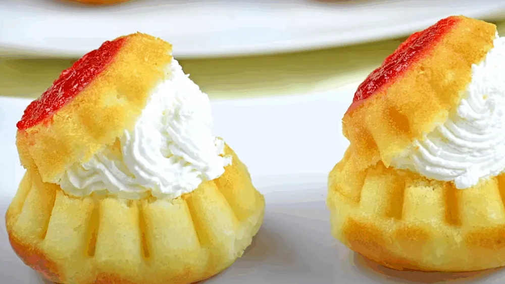 Savarina, prăjitura copiilor din anii ’70, a revenit în cofetării. Se poate prepara și acasă. Rețeta pe care nu o puteți rata