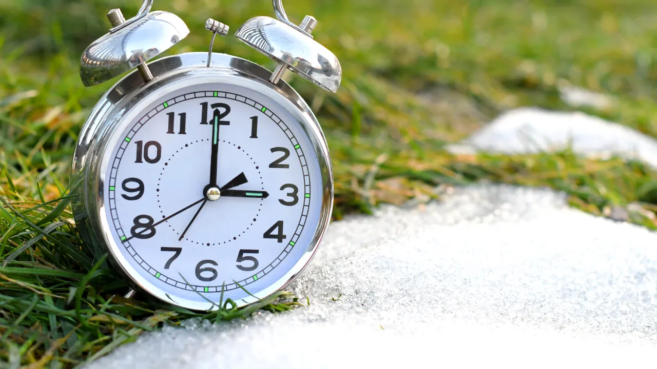 Ora de iarnă 2025. Când se dau ceasurile înapoi și cum ne poate afecta sănătatea această schimbare