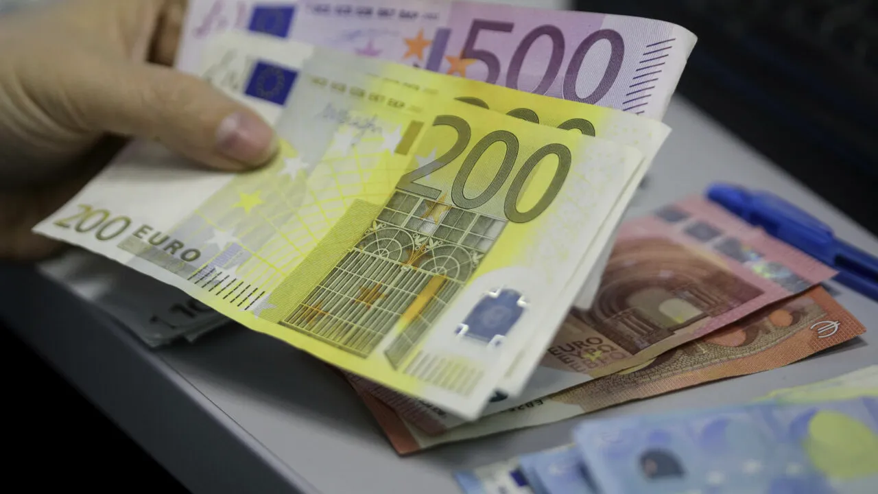 Metoda „Accidentul” a lăsat o bătrână de 80 de ani, din Reghin, fără economiile de-o viață. Unde au ajuns, într-un final, banii