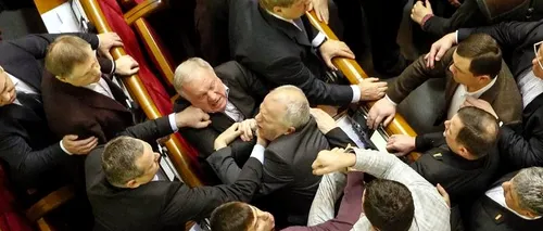 BĂTAIE în Parlamentul ucrainean, după adoptarea legii bugetului. Doi deputați au fost răniți. FOTO+VIDEO