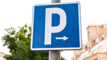 Este legal să îți pui pe gard „Parcarea interzisă” sau „Loc rezervat”?/Pedeapsa poate ajunge la 2 ani de ÎNCHISOARE