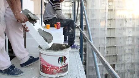 Un muncitor a murit după ce i-a căzut în cap un scripete de la lucrările unui bloc din Sectorul 1