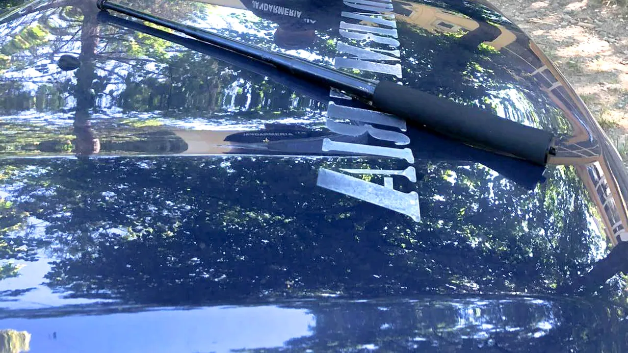 FOTO | Ce au găsit jandarmii în borseta unui elev dintr-un liceu unde se desfășoară examenul de bacalaureat. „Obiectul este considerat periculos și e interzis pentru deținere”