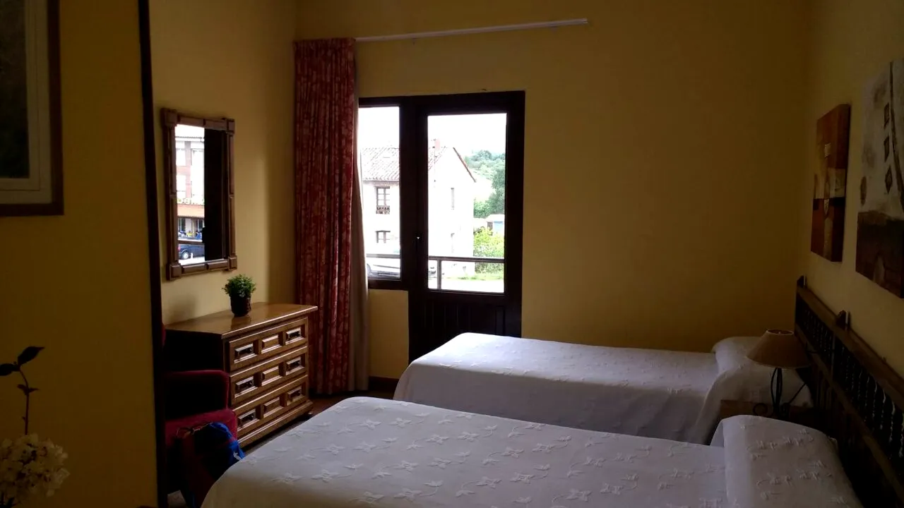 Clipe de ȘOC trăite de o turistă care s-a cazat la un hotel din Poiana Brașov. „Pete de sânge pe așternut, groaznic!”