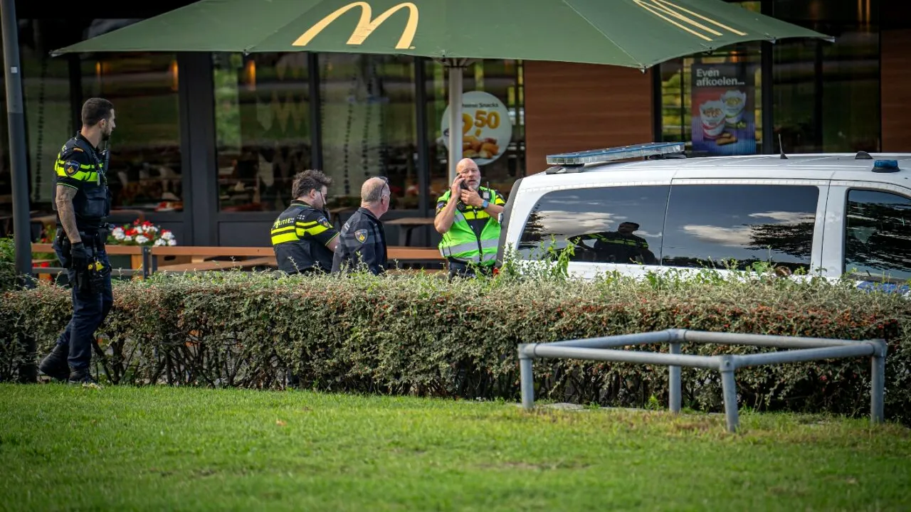 Un adolescent de 15 ani a fost împușcat mortal de poliție într-un McDonald’s din Olanda. Clienții, în stare de șoc după incident