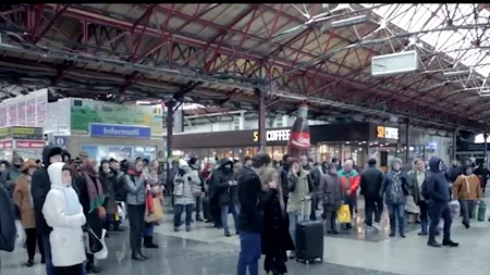MOBILIZARE de amploare în Gara de Nord, după ce un bărbat s-a urcat pe copertina unui peron. Alimentarea cu energie întreruptă / Întârzieri trenuri