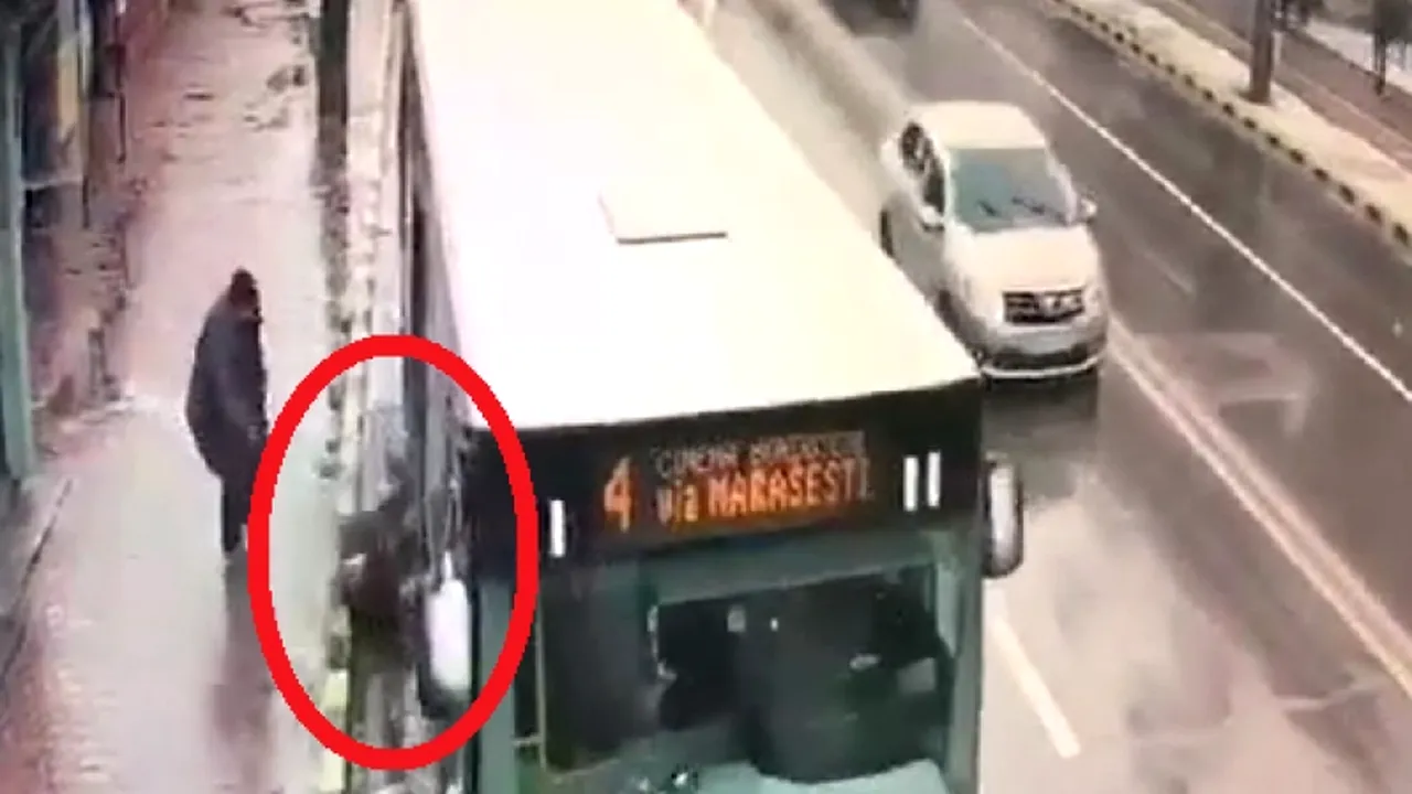 A vrut să coboare în stație din autobuzul 4, când ceva înfiorător s-a petrecut. Totul a fost filmat - VIDEO