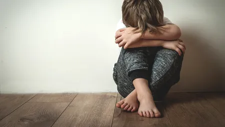 Copil de 3 ani, violat de propria mamă. Scenele oribile erau filmate chiar de tată. Cum a ieșit totul la iveală