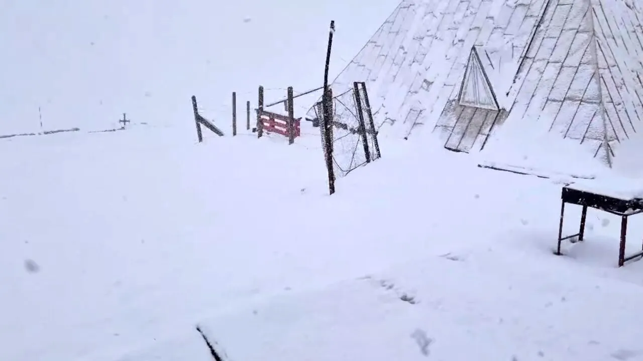 IARNĂ în toată regula pe Platoul Bucegi în mijlocul lunii mai. Frigul și ploile nu se lasă duse nici în zilele viitoare