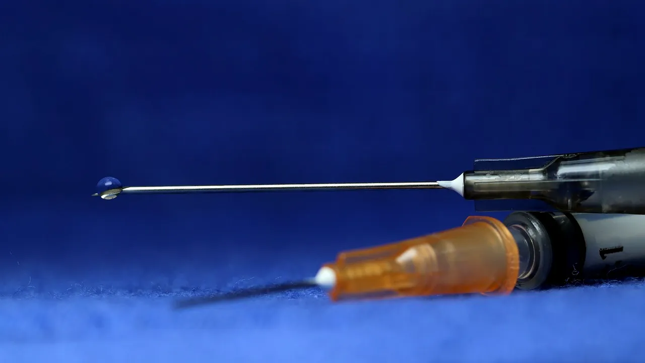 Vaccinarea gratuită anti-HPV va fi extinsă la băieții și fetele de peste 14 ani