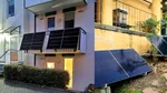 Britanicii își pot pune panouri solare pe balcon. Cât costă noul sistem și cât pot economisi la factura de energie