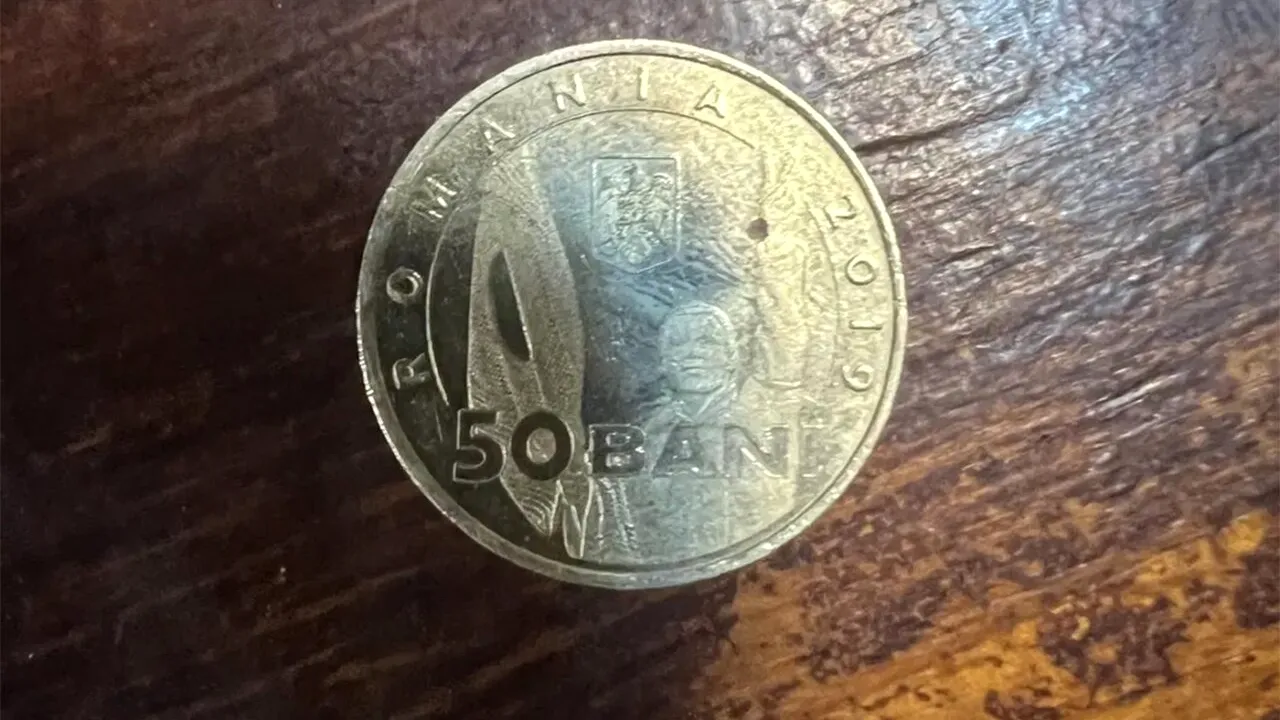 Mai știi celebra monedă de 50 de bani de la Revoluția din 1989?! Suma uriașă cu care se vinde acum, în 2023