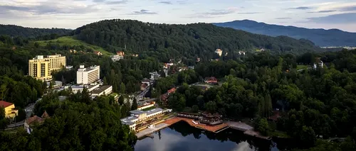 Stațiunea din ROMÂNIA renumită pentru lacurile sale helioterme unice în Europa. Cât costă cazarea în minivacanța de Ziua Copilului