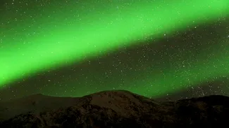 Imagini rare surprinse de NASA pe Marte. Roverul Curiosity a fotografiat „aurora spațială”, găuri forate și comete interstelare de pe Planeta Roșie