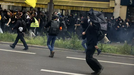 VIOLENȚE în Franța, la manifestațiile de 1 Mai /Agenți ai forțelor de ordine au fost răniți, zeci de manifestanți au fost reținuți