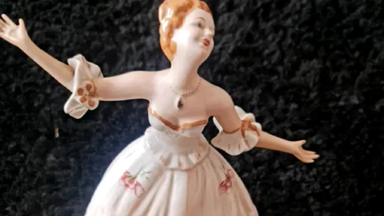 Cu cât se vinde pe OLX o balerină bibelou, în 2022. Descrierea produsului face toți banii