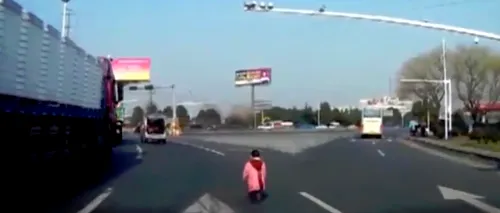 Imagini incredibile în China: un copil de doi ani cade dintr-o mașină pe un drum aglomerat