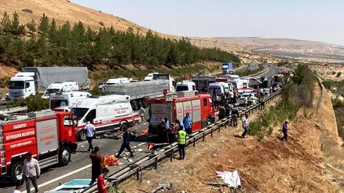 Șaisprezece persoane au murit și 21 au fost rănite, pe o autostradă din Turcia. Printre victime sunt și pompieri și jurnaliști care se duceau la locul altui accident rutier