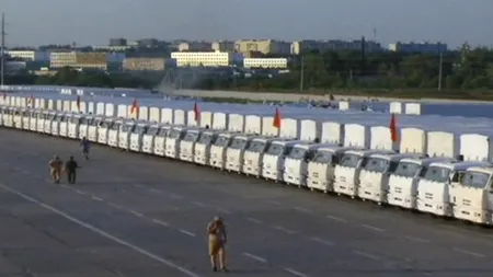 Convoiul rusesc este blocat în continuare la frontieră, în timp ce luptele continuă în Ucraina 