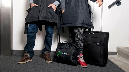 Jacheta care se transformă în rucsac, soluția pentru evitarea taxelor companiilor aeriene