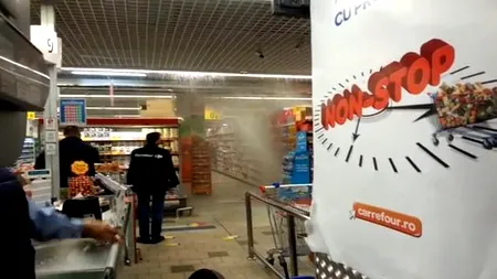APOCALIPSA DE LA UNIRII. Apa țâșnește din tavanul supermarketului Carrefour, pasajul Unirii este inundat. În Centrul Vechi, grindina a așternut UN STRAT DE GHEAȚĂ