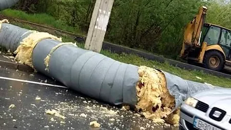 O conductă magistrală în lungime de șase metri a căzut peste o mașină aflată în trafic