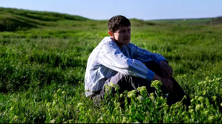 INTERVIU | Iulian Postelnicu, despre rolul din „Oameni de treabă”: „Mi-a plăcut povestea, m-a trecut prin mai multe emoții. Când joc, nu intru în vreo transă, cred că m-aș și speria dacă s-ar întâmpla asta”