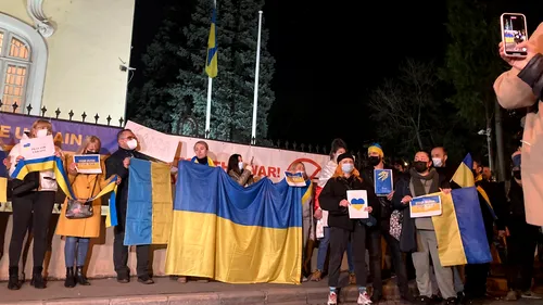 Zeci de persoane participă la o manifestaţie în semn de solidaritate cu poporul ucrainean, la Ambasada Ucrainei din Bucureşti (VIDEO)