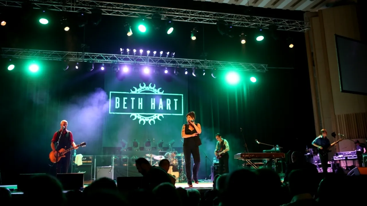 GÂNDUL MEU. Beth Hart și-a extaziat noii ei 3500 de prieteni într-o seară miraculoasă în care cel mai tare blues-rock a cutremurat Sala Palatului