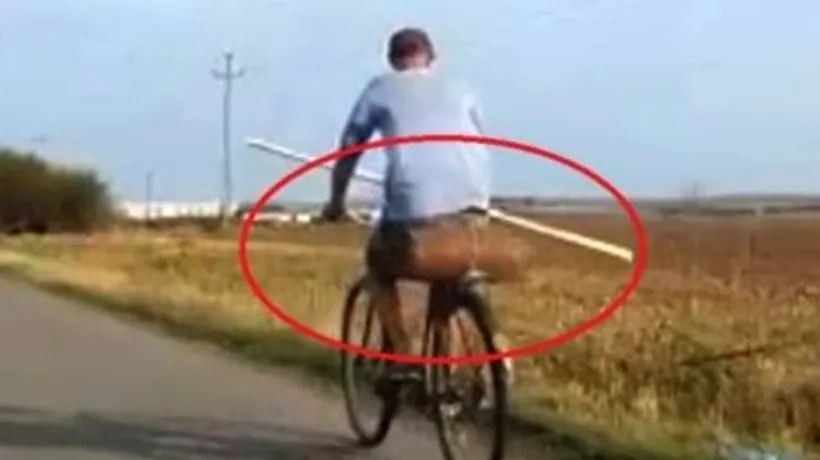 Inconștiență extremă: Bărbat din Arad, filmat în timp ce căra ceva foarte de periculos pe portbagajul de la bicicletă - FOTO