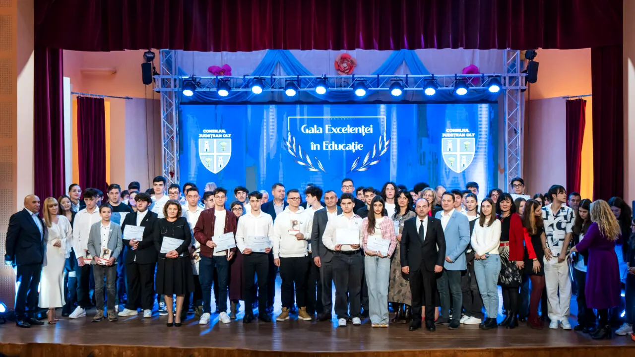 Peste 950 de elevi şi profesori cu performanţe şcolare şi sportive, premiaţi de CJ Olt (P)