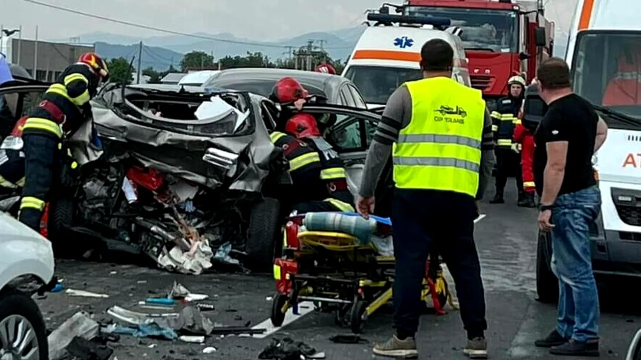 Accident grav în Prahova. Trei autoturisme s-au făcut praf pe DN1