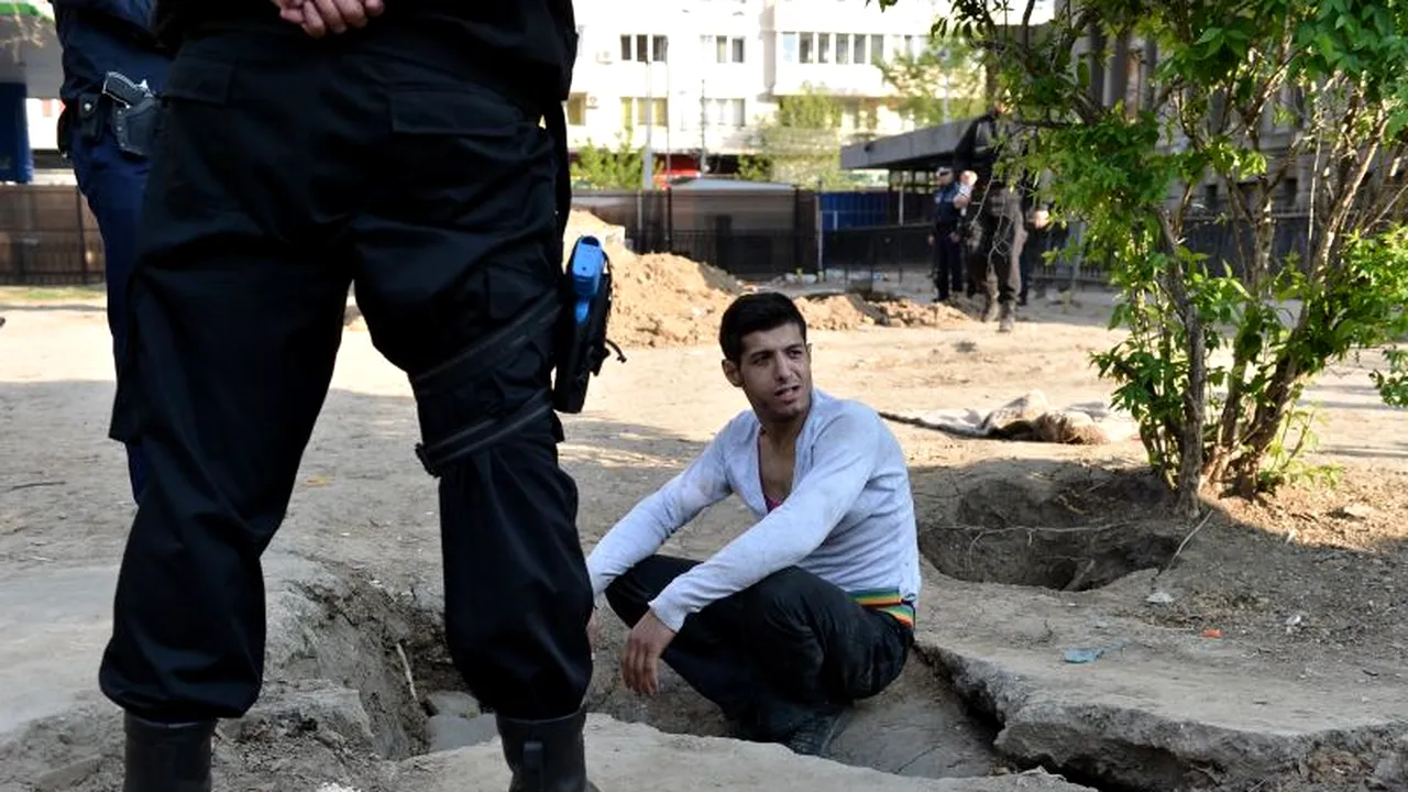 Arme de panoplie, televizoare și biciclete, găsite la persoane fără adăpost, în zona Gării de Nord
