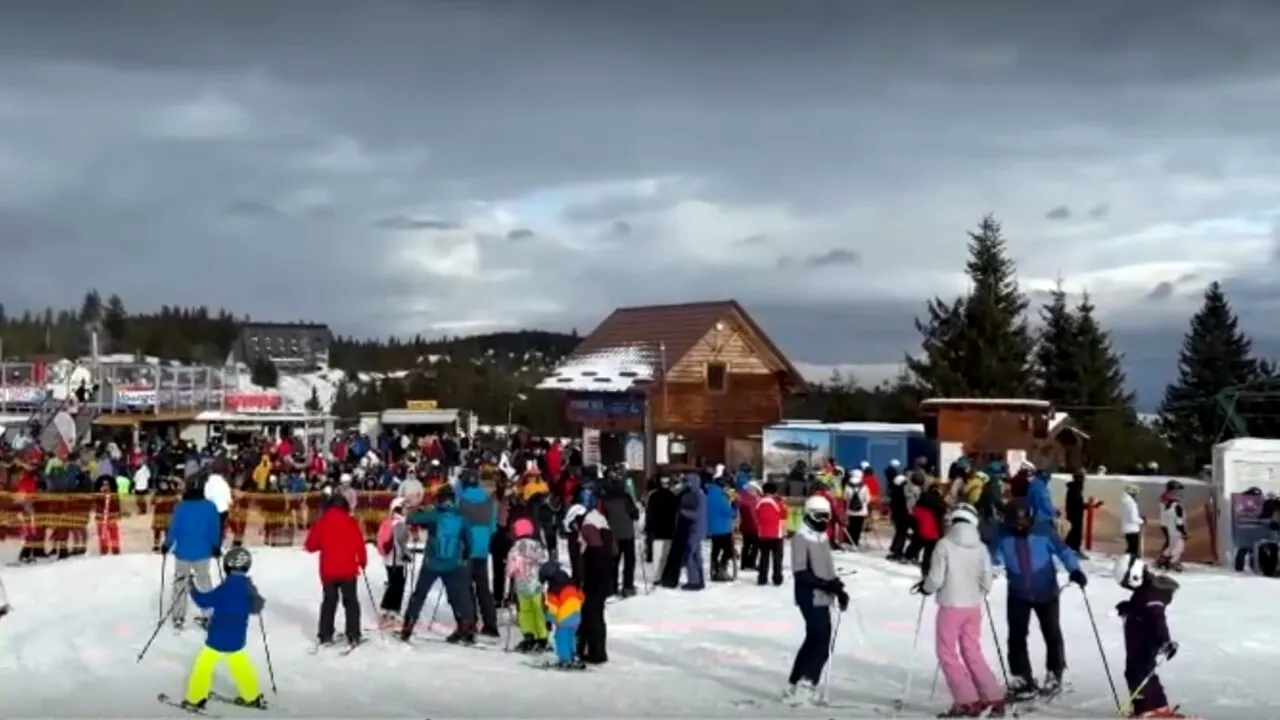 Distracție și voie bună în stațiunea Păltiniș. Cât plătesc turiștii pentru o lecție de schiat care durează o oră