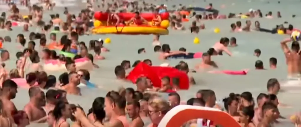 Turiștii s-au înghesuit pe plajă în cel mai aglomerat week-end la mare: „Unde să mergem, la nudiști?!”