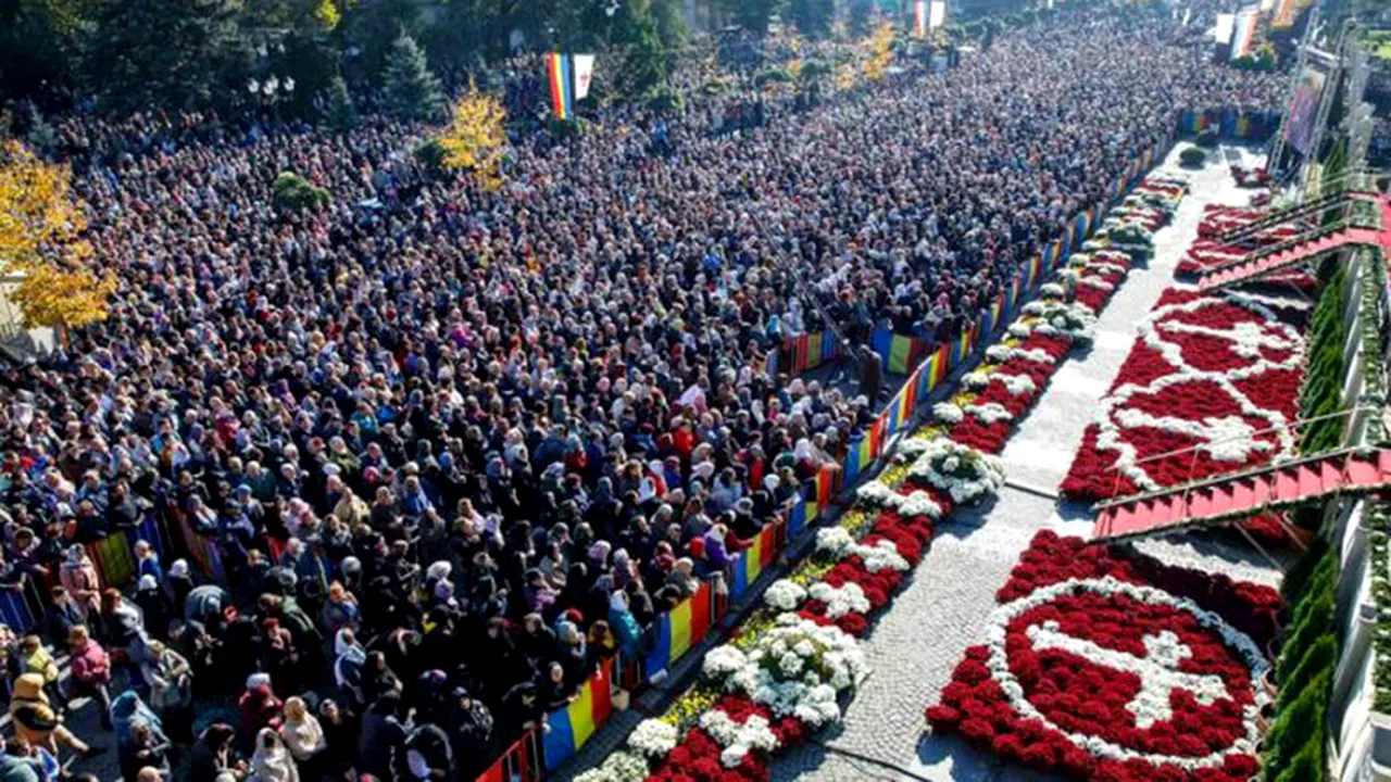 VIDEO. APOGEUL Hramului Sfânta Parascheva la Iași. 30.000 de pelerini au participat la Liturghia în cinstea celei mai iubite sfinte din România. Coada se întinde pe 4 kilometri, încă 18.000 de credincioși așteaptă să se închine