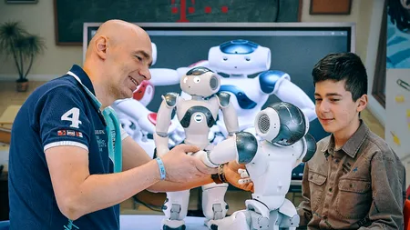 Roboții Nao, care cântă și dansează, vor fi folosiți de psihologi în TERAPIA copiilor cu AUTISM.  Unde îi putem găsi | FOTO
