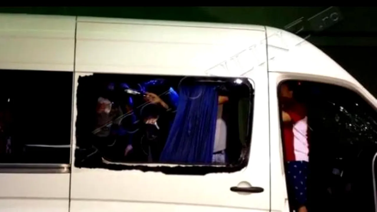 Microbuz al suporterilor dinamoviști, atacat cu pietre și bâte într-o benzinărie în Lugoj